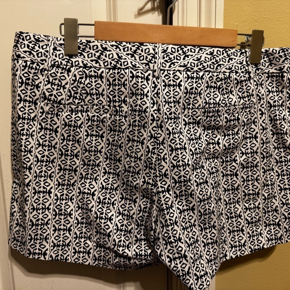 Banana Republic Women’s Black White Chico 5 In Inseam Shorts Sz 10 - Picture 5 of 11